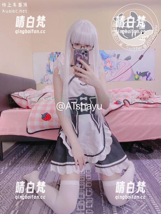 在AT鲨的镜头下，吊带新娘又多了几分意外俏皮。