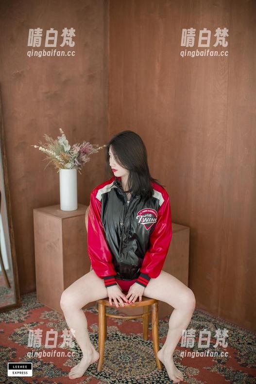 Min.E(민이)的白裙与无圣光碰撞，哪一种视角里，你的思绪漫游到了哪里？