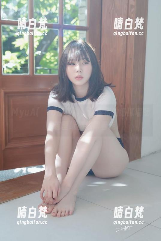 MyuA(뮤아)的写真，迷你裙的细腻墙壁，连壁纸都想跟着走