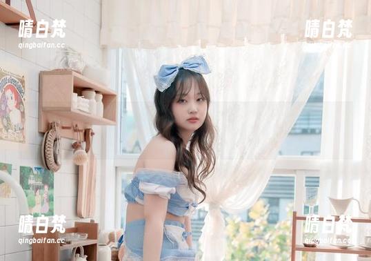 Sia(시아)在这一组JK学生装写真里，像是眨了个眼，内心的呢喃都跳了出来。