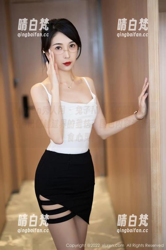 Xiuren秀人网 - 兔子NINA校服私拍，校园记忆越过界的羞怯，图包内容适合速食心灵！