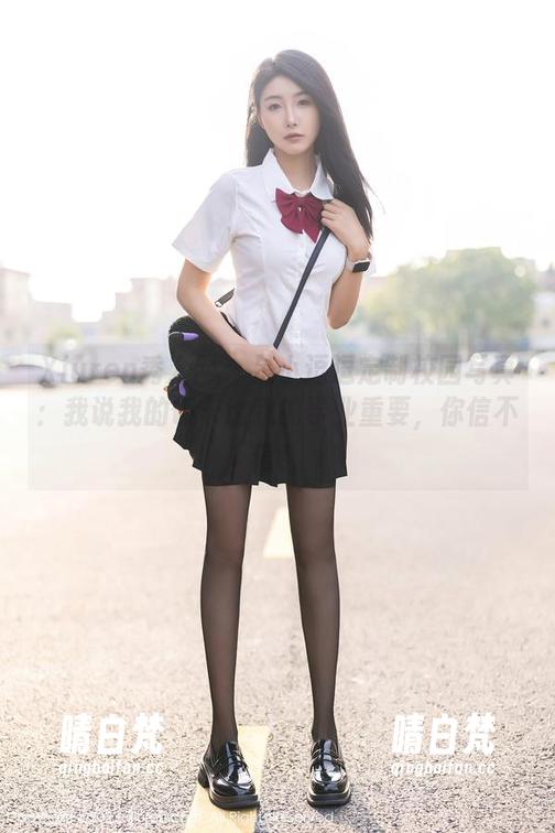 Xiuren秀人网 - 是小逗逗定制校园写真：我说我的饭卡比我的学业重要，你信不信！