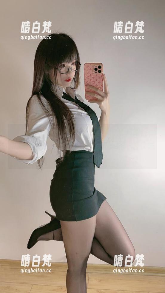 看到miko酱ww的豹纹美图，我的眼睛都在开party，套图不错，但仔细一看，怎样那么复杂？