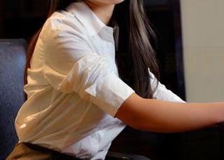 pans – 办公室照明下，小颖的写真似乎在偷偷讲悄悄话！