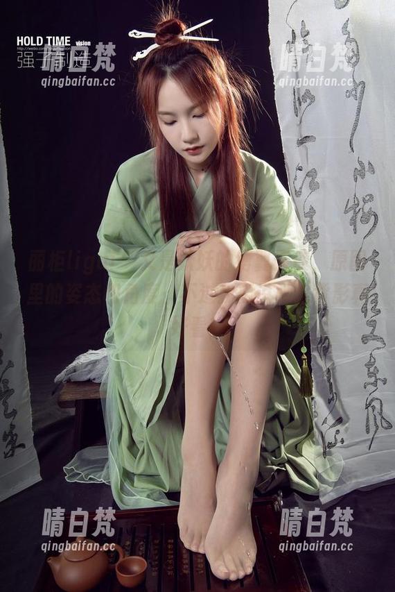丽柜ligui - 又是妖妖的缚翼天使，原图里的姿态和角度，不过我要说她这背影真好看！
