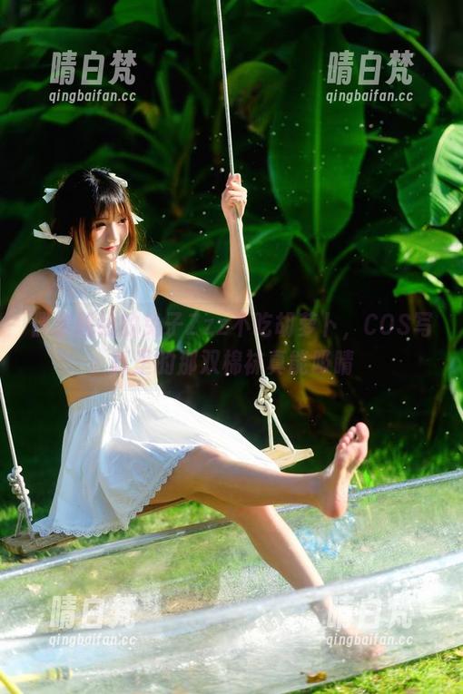 偶尔脱线的兔子Zzz不吃胡萝卜，COS写真里的那双棉袜真能吸睛