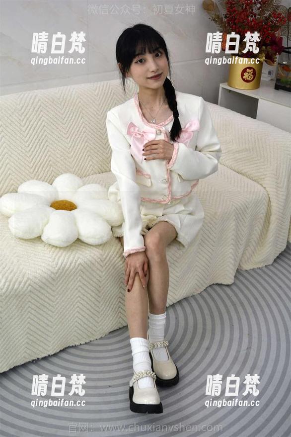 初夏女神-点点 初夏女神 - 看了点点的短裙写真,脑子里蹦出来的是…可不可以丢掉一些烦恼?