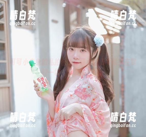 可可小白兔的私拍合集：硕大的奶牛似乎在掌控一切，无奈又可爱。