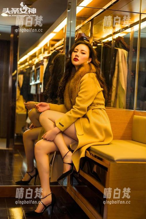 头条女神 - 李丽莎的灰丝，注视原图后让我脑补了好多！