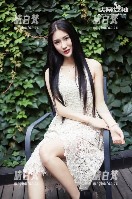 头条女神-陈怡曼 头条女神 - 人和鸟的别样情,陈怡曼沉浸在高叉旗袍里,图库里的分享像在做梦。