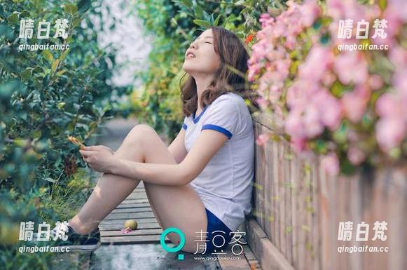 推女神 - 黑丝与杨漫妮的碰撞，生成了一份独特的写真美学，不说了，我先去找黑丝！