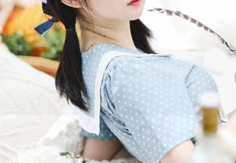 是依酱呀，今天又是油亮妆！这妆容想必是特意能下载的吧？