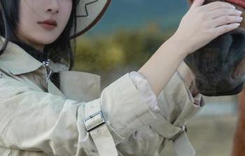 最新图册中的浅安安，少女的那些姿态，看得我不小心咽了一口气。