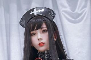 原图在此：瞧瞧清颜颜子的女仆，沙发上那只小狗也是主角？