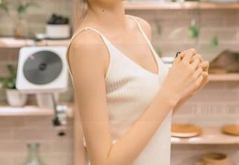 这身蕾丝让我有点想咳嗽，王羽杉果然是壁纸里的女神。