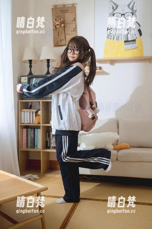 神沢永莉泳池潮流新风向，最新图片让你跌下水来。