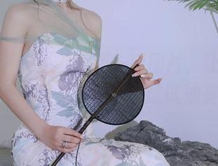 秀人网 – 安然儿最新一辑图片，让我默默考虑是不是要换个发型，试试油亮风暴？