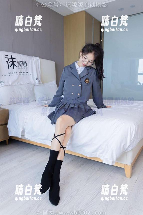 袜啵啵-甜甜圈 袜啵啵 - 新出炉的写真集:甜甜圈和她的黑色踩脚袜对抗秋风