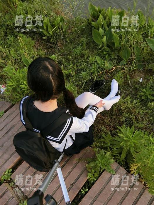 有新图片啦！西尔酱又扮仙女了，兰草旗袍让人分不清这是时空旅行还是意外邂逅。