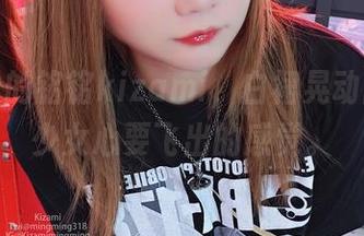 照片中的铭铭kizami，白裙晃动间有种少女心要飞出的感觉。
