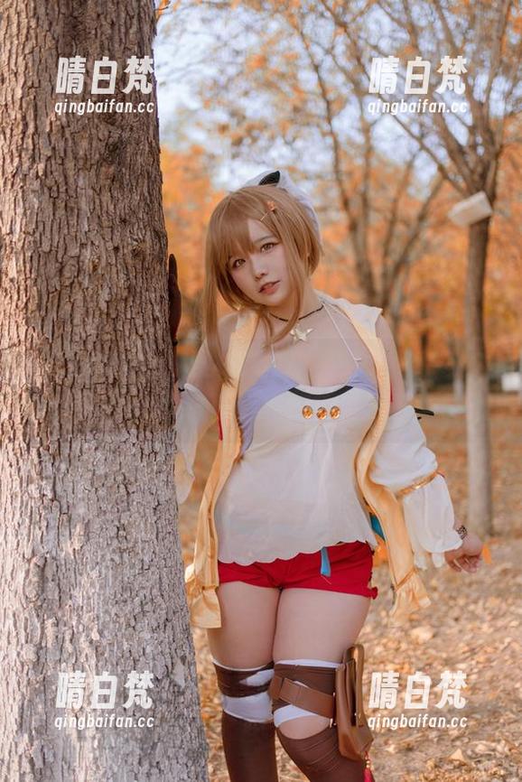 被阿半今天很开心的校服控制，图片一张接一张，原图里流露的不止是颜色。