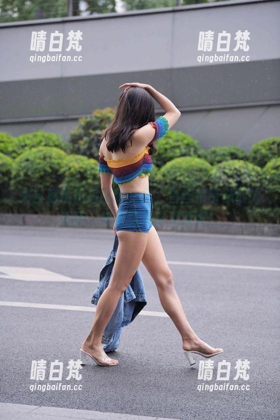 来自魔镜街拍的街头风，白丝吊带袜让人迷醉，快来免费拿资源吧！